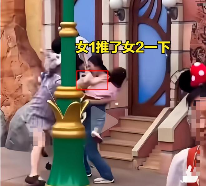 续妻子抱着孩子边哭边求饶细节曝光不朽情缘上海迪士尼一家三口被打后