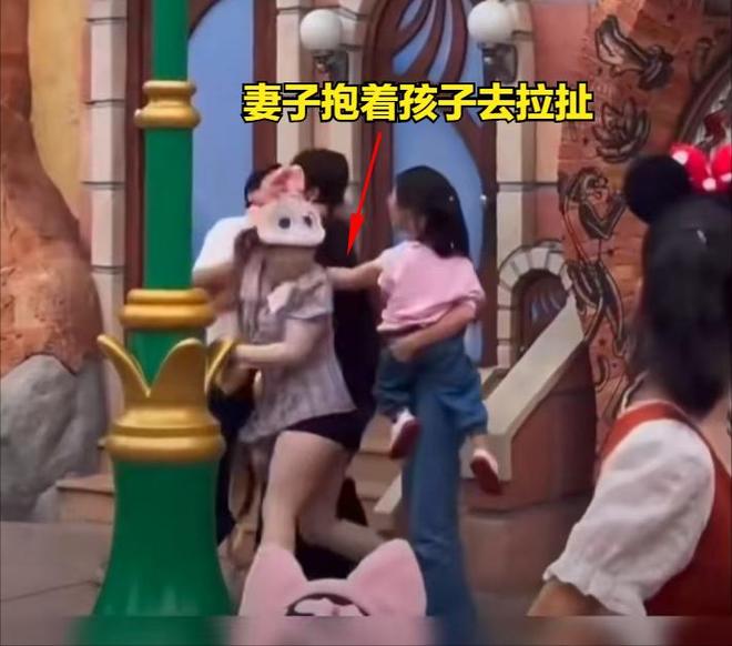 续妻子抱着孩子边哭边求饶细节曝光不朽情缘上海迪士尼一家三口被打后(图3)